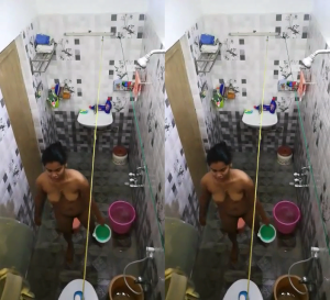 Neighbor girl bath spying