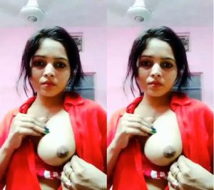 Sexy Desi Girl Showing Her Tits