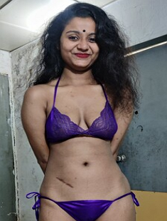 Desi Bhabhi Showing n Fingering Part 1