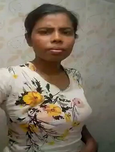 Desi Hairy Girl Shaving Her Pussy