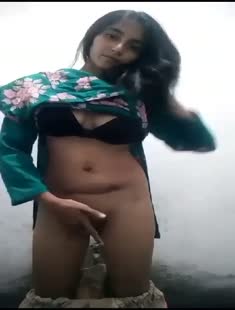 Slim Fit BHabhi Showing Boobs and fingering