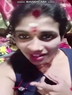 Tamil Bhabhi Showing Boobs